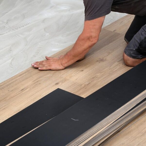 installation nouveau sol carreaux vinyle LVT